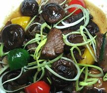 Говядина тушеная с беконом, опятами, в сливочном соусе с гарниром