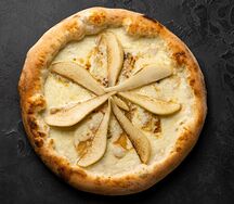 Пицца с грушей и горгонзолой