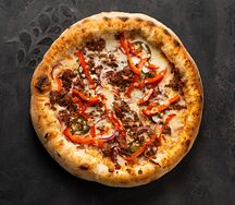 Пицца со рваной говядиной и халапеньо 