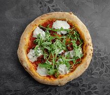 Пицца с вялеными томатами и страчателлой