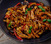 Wok с курицей и овощами
