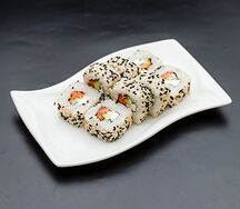 Суши Ролл Калифорния в кунжуте