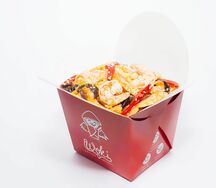 Салат с креветками, ананасами и кешью