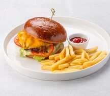 Бургер с мраморной говядиной и луком конфи