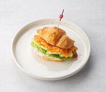 Круассан с форелью и крабовым патэ