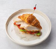 Круассан с грудкой цыпленка и сливочной горчицей