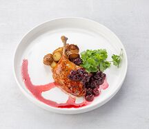 Утиная ножка конфи с вишневым соусом и картофелем стоун
