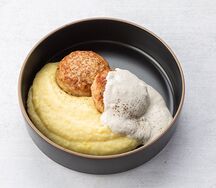 Котлеты куриные с пюре и грибным соусом