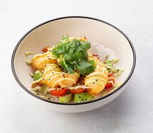 Салат с креветками темпура в соусе васаби