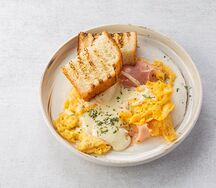 Скрембл с томатами и сыром чеддер