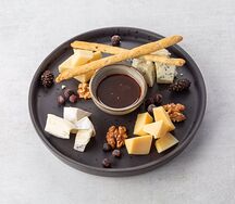 Сырная тарелка с цветочным медом