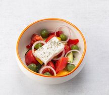 Греческий салат с  фетой и травами