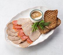 Мясные деликатесы с перуанским хлебом 