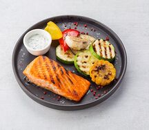 Стейк из лосося с овощами гриль