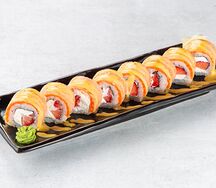 Ролл с опаленным лососем и клубникой