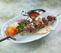 Шашлык из cвинoй шеи в лаваше с овощами