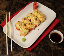 Запеченный ролл с крабом под сыром