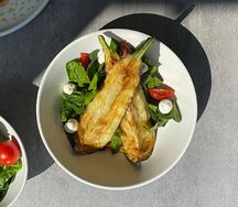Тайский салат с жареным баклажаном и творожным сыром