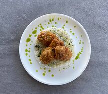Жареные крылья с рисом 
