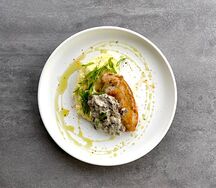 Жареный цыпленок на гриле с картофельным пюре и соусом дюксель