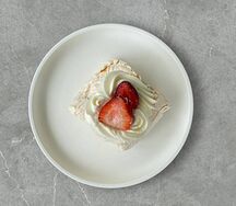 Меренговый рулет с клубникой