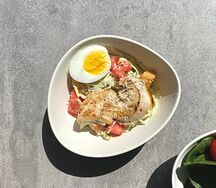Салат с курицей и сухарями