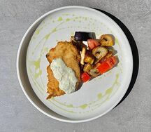 Шницель из курицы с овощами и соусом Тартар