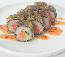 Горячий ролл с лососем и крабом