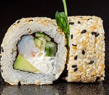 Ролл Калифорния в кунжуте