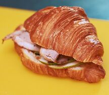 Круассан с пастрами из утки с грушей