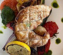 Стейк из осетрины с овощами гриль и соусом гремолата 
