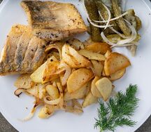 Судак с овощами и картофелем