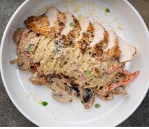 Спагетти с куриной грудкой гриль