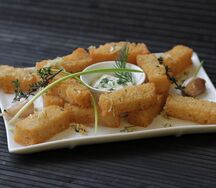 Гренки чесночные с соусом