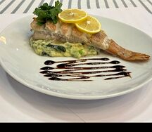 Морской окунь с картофельным пюре со шпинатом 