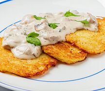 Драники под грибным соусом