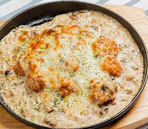 Жареные пельмени под грибным соусом