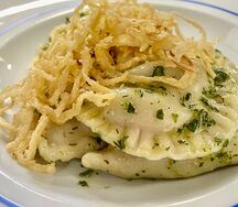Вареники с картофелем и грибами под зелёным соусом