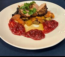 Свинина с овощами и клюквенным соусом 