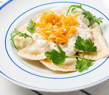 Вареники с картошкой, грибами, беконом и луком фри