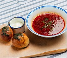 Красный борщ с пампушками и сметаной