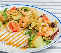 Салат с кальмаром и креветками