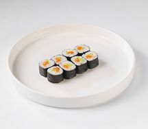 Классический ролл с авокадо и лососем