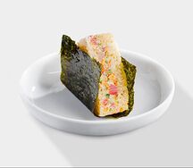 Онигири с тунцом