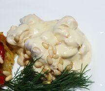Куриное филе в сливочном соусе с кедровыми орешками