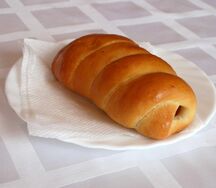 Колбаса, запеченная в тесте