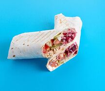 Шаверма с брусничным соусом, салатом айсберг, маринованными огурчиками и красным луком