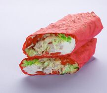 Шаверма со сливочным сыром, обжаренным куриным филе и свежими овощами