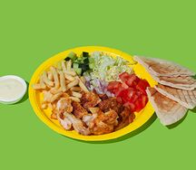 Шаверма на тарелке с курицей и картофелем фри