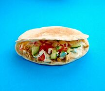 Шаверма в пите с сочной курочкой, свежими овощами и фирменным соусом